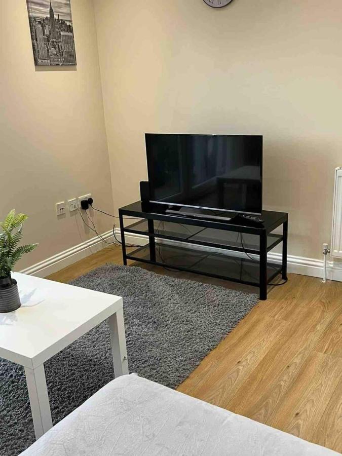 Holiday Flat In Central Slough Near To London Heathrow And Windsor With Free Car Park Exterior foto